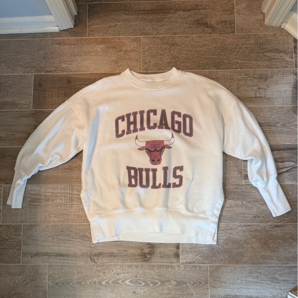 Abercrombie & Fitch White Chicago Bulls Sweatshirt
